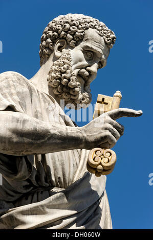 Monumentale statua di San Pietro Apostolo davanti alla Basilica di San Pietro e Piazza San Pietro, Piazza San Pietro Foto Stock