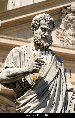 Monumentale statua di San Pietro Apostolo davanti alla Basilica di San Pietro e Piazza San Pietro, Piazza San Pietro Foto Stock