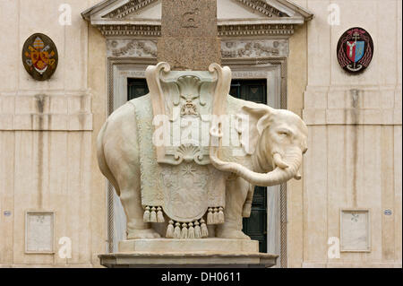 Pulcino della Minerva, elefante portando un obelisco di fronte alla Basilica di Santa Maria Sopra Minerva, Piazza della Minerva Foto Stock