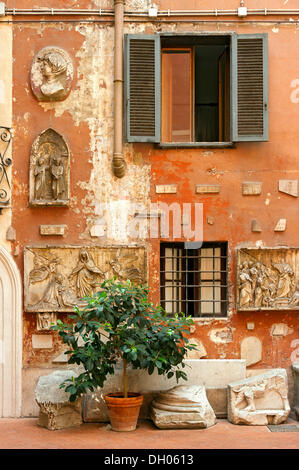 Il cortile della Chiesa di San Silvestro in Capite con un bottino come resti di colonne, tomba di pietre e un sarcofago Foto Stock