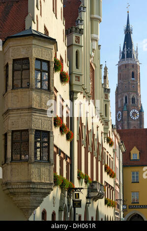 Town Hall con una finestra di baia nella città vecchia, Martinsturm torre della cattedrale gotica di San Martino a Landshut, Bassa Baviera Foto Stock