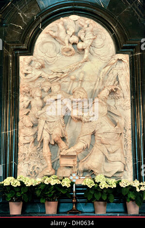 Immagine in rilievo dello sciopero della spada da Johann Neudecker, altare sulla tomba dell Apostolo San Bonifacio, san Bonifacio cripta Foto Stock