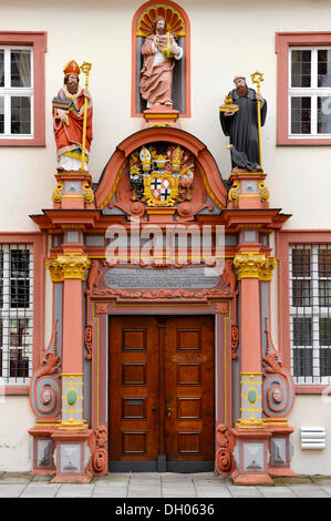 Portale rinascimentale con le figure di San Bonifacio, Gesù Cristo e la Santa. Benedetto da Norcia, edificio conventuale del Foto Stock