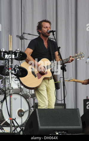 Tom Barman belga di rock band dEUS esegue in un giorno perfetto Festival (SI) 2012 Foto Stock