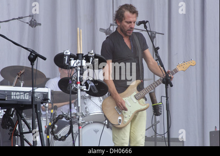 Tom Barman belga di rock band dEUS esegue in un giorno perfetto Festival (SI) 2012 Foto Stock