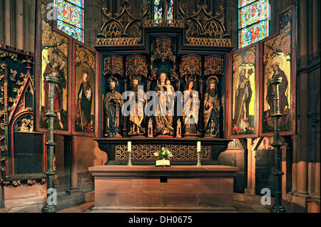 Scolpito altare maggiore nel coro, la chiesa romanica di Santa Maria, Gelnhausen, Hesse, Germania Foto Stock