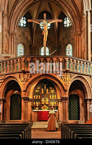 Navata con rood screen, Apostolo altare o altare di laici, coro, la chiesa romanica di Santa Maria, Gelnhausen, Hesse, Germania Foto Stock