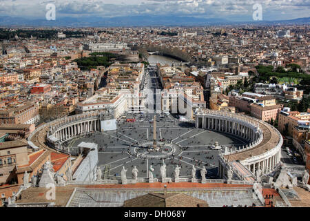 Vista di Roma e Piazza San Pietro dalla cupola della Basilica di San Pietro, la Fontana di Trevi, Roma, lazio, Italy Foto Stock