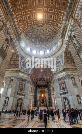La Basilica di San Pietro, dome area e l altare papale, Fontana di Trevi, Roma, lazio, Italy Foto Stock