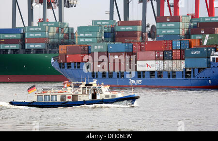 Contenitori essendo caricato su una nave nel porto di Amburgo, vista dal porto di Amburgo Foto Stock