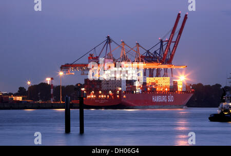 Contenitori essendo caricato su una nave nel porto di Amburgo Foto Stock