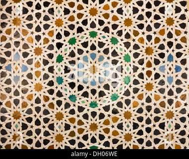 Orientaleggiante mosaico di piastrelle in una moschea in Marocco formando cerchi concentrici Foto Stock