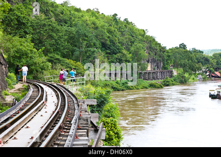 Stazione ferroviaria morto accanto a cliff, lungo il fiume Kwai in Thailandia Foto Stock