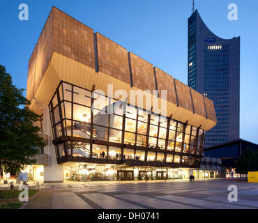 Edificio Gewandhaus, City-Hochhaus alto edificio, Mendebrunnen fontana, Augustusplatz square, Lipsia, Sassonia Foto Stock