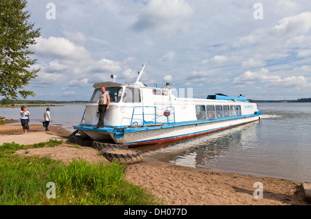 Crociera in catamarano passeggeri al ormeggiato sul lago Valdayskoe Foto Stock