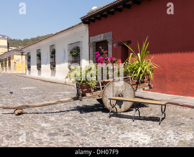 Carrello di fiori in Antigua Guatemala città negli altipiani centrali del Guatemala - un sito Patrimonio Mondiale dell'UNESCO. Foto Stock
