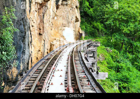 Stazione ferroviaria morto accanto a cliff, lungo il fiume Kwai in Thailandia Foto Stock