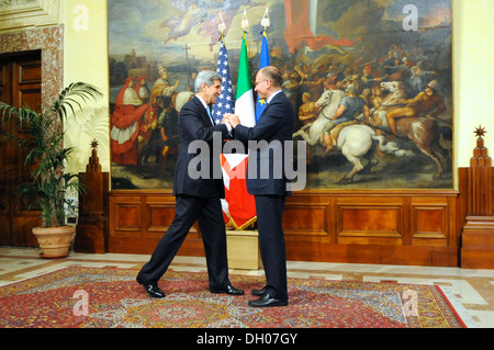 Primo Ministro italiano Letta saluta il Segretario Kerry Foto Stock