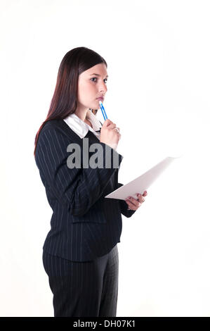 Imprenditrice tenendo una penna e una lettera, ponderando Foto Stock