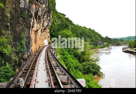 Stazione ferroviaria morto accanto a cliff, lungo il fiume Kwai in Thailandia Foto Stock