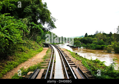 Stazione ferroviaria morto accanto a cliff, lungo il fiume Kwai in Thailandia Foto Stock