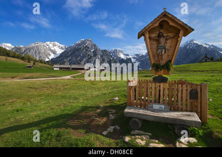 Edicola croce, Walder Alm pascolo alpino, con montagne Karwendel nella parte posteriore, Gnadenwald, Tirolo, Austria, Europa Foto Stock