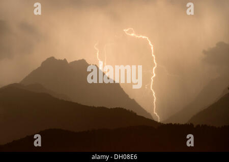 Tempesta, fulmini in Vomperloch, montagne Karwendel, Tirolo, Austria, Europa Foto Stock