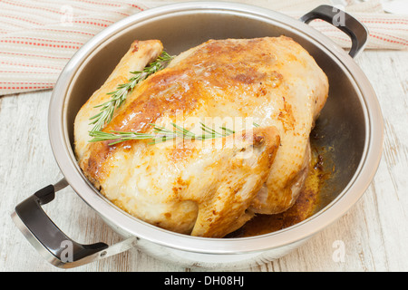 Il tacchino arrosto in padella, con i propri succhi di frutta. La Turchia nella teglia. Visto dal di sopra. Foto Stock