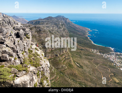 Gli alpinisti sulla faccia della Montagna della Tavola al di sopra di Città del Capo in Sud Africa Foto Stock