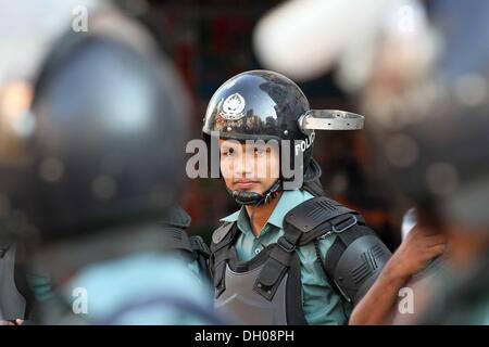 Dacca in Bangladesh. 28 ott 2013. La polizia del Bangladesh persona stand protezione nella parte anteriore del Bangladesh Partito Nazionalista (BNP).sede di Dhaka. Foto Stock