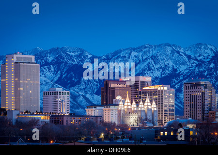 Tabernacolo Mormone e la skyline di Salt Lake City con le Montagne Wasatch oltre, USA Utah Foto Stock