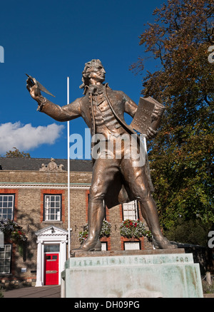 Statua di Thomas Paine al di fuori della casa del re a Thetford, Norfolk, Inghilterra Foto Stock