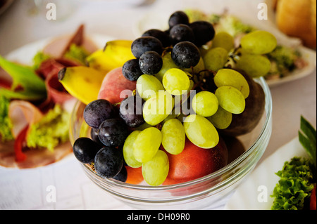 Frutta e dolci sulla tavola svedese Foto Stock