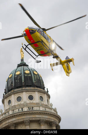 Berlino, Germania. 28 ott 2013. Un elicottero di emergenza inizia dalla piazza Gendarmenmarkt a Berlino (Germania), 28 ottobre 2013. L'elicottero è venuto per una persona ferita in un incidente nei pressi della piazza. Foto: Tim Brakemeier/dpa/Alamy Live News Foto Stock