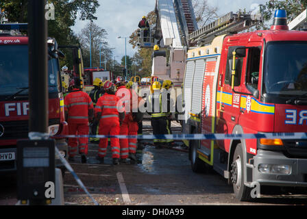 Hounslow, London, Regno Unito. Il 28 ottobre 2013. Ricerca e salvataggio in aree urbane (USAR) equipaggio si riuniranno presso la scena di una esplosione di gas che ha distrutto tre case e rivendicato due vite Credito: Peter Manning/Alamy Live News Foto Stock