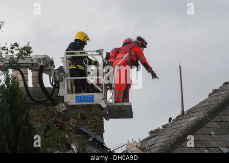 Hounslow, London, Regno Unito. Il 28 ottobre 2013. Fire e USAR equipaggio guardare in basso in una delle tre case distrutte dopo un esplosione di gas in Houslow, Londra, Regno Unito. Presto dopo che è stato confermato un uomo e una donna che era stato ucciso nell'esplosione Credito: Peter Manning/Alamy Live News Foto Stock