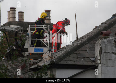 Hounslow, London, Regno Unito. Il 28 ottobre 2013. Fire e USAR equipaggio guardare in basso in una delle tre case distrutte dopo un esplosione di gas in Houslow, Londra, Regno Unito. Presto dopo che è stato confermato un uomo e una donna che era stato ucciso nell'esplosione Credito: Peter Manning/Alamy Live News Foto Stock