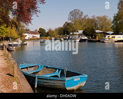 La pittoresca Norfolk Broads lungo il fiume y vengono a Thorpe St Andrew, Norwich, Norfolk, Inghilterra Foto Stock