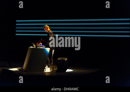 Alva Noto (Carsten Nicolai) esegue presso Auditorium Parco della Musica durante il tour Summvs 2013. Foto Stock