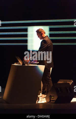 Alva Noto (Carsten Nicolai) esegue presso Auditorium Parco della Musica durante il tour Summvs 2013. Foto Stock