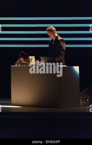 Alva Noto (Carsten Nicolai) esegue presso Auditorium Parco della Musica durante il tour Summvs 2013. Foto Stock