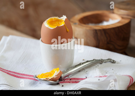 Un soft boiled uovo di pollo con cucchiaio di sale e cantina Foto Stock