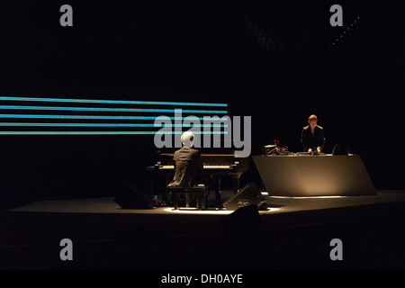 Alva Noto e Ryuichi Sakamoto eseguire presso Auditorium Parco della Musica durante il tour Summvs 2013. Foto Stock