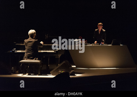 Alva Noto e Ryuichi Sakamoto eseguire presso Auditorium Parco della Musica durante il tour Summvs 2013. Foto Stock