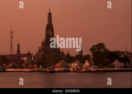 Il Wat Arun o "Tempio di Dawn' sul Fiume Chao Phraya a sunrise, Thonburi, Bangkok Bangkok, Thailandia Foto Stock