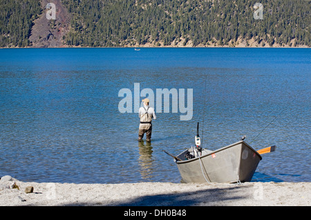 Un pescatore a mosca su East Lake, nel centro di Oregon, pesca della trota arcobaleno Foto Stock