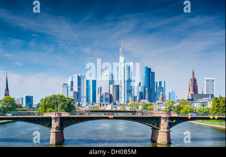 Skyline di Francoforte, in Germania, il centro finanziario del paese. Foto Stock