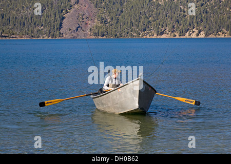 Un pescatore a mosca in una deriva barca sul lago orientale, nella zona centrale di Oregon, pesca della trota arcobaleno Foto Stock