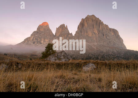 Grohmannspitze montagna, Fuenffingerspitze Mountain e Langkofeleck montagna, visto dal Passo Sella mountain pass Foto Stock