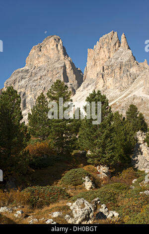 Grohmannspitze Mountain e Fuenffingerspitze montagna, visto dal Passo Sella mountain pass, Sassolungo, Dolomiti Foto Stock